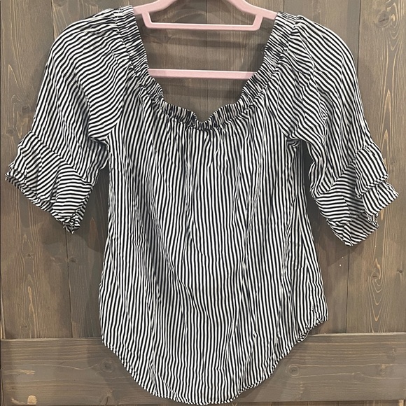 Old Navy ⭐️ Black and White Striped Blouse - Picture 4 of 4
